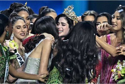 Miss Mexico, Fatima Bosch (tengah) diraikan oleh para peserta lain selepas dinobatkan sebagai juara Miss Universe 2025 di Nonthaburi, utara Bangkok. - Foto: AFP