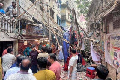 Gempa bumi yang menggegarkan Dhaka berukuran 5.7 pada skala Richter pada Jumaat. Foto Reuters 