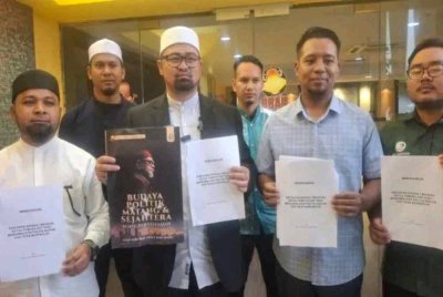 Mohamed Sukri (tiga dari kiri) menunjukkan memorandum bantahan berhubung tindakan Kah Leong.