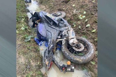 Keadaan motosikal yang ditunggang mangsa. - Foto: IPD Kota Tinggi