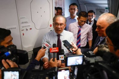 Perdana Menteri, Datuk Seri Anwar Ibrahim berinteraksi dengan media Malaysia pada ketinggian 40,000 kaki, tinggi di awan ketika dalam penerbangan menuju ke Johannesburg, sambil menjawab soalan mengenai isu-isu mendesak yang dihadapi negara.