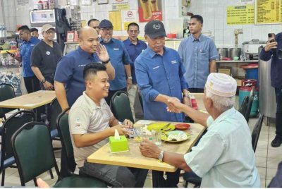 Muhyiddin beramah mesra dengan pengundi sekitar Putatan semasa tinjauan mesranya bersama calon DUN Petagas, Dr Afifi