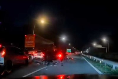 Tangkap layar kemalangan membabitkan dua buah motosikal di Kilometer 9.5 Lebuhraya Linkedua arah selatan, awal pagi Jumaat.