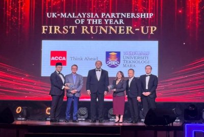 Penghargaan kepada UiTM semasa Majlis UK–Malaysia Partnership of the Year sempena 6th British Malaysian Chamber of Commerce (BMCC) Business Excellence Awards 2025 pada Khamis.