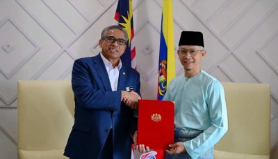 Abdul Halim (kanan) sebelum ini berkhidmat selaku Ketua Pengarah Agensi Pengurusan Bencana Negara (NADMA). - Foto Pejabat KSN