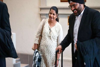 M Indira Gandhi (kiri) ketika hadir ke Mahkamah Tinggi Kuala Lumpur. - Gambar fail Bernama 