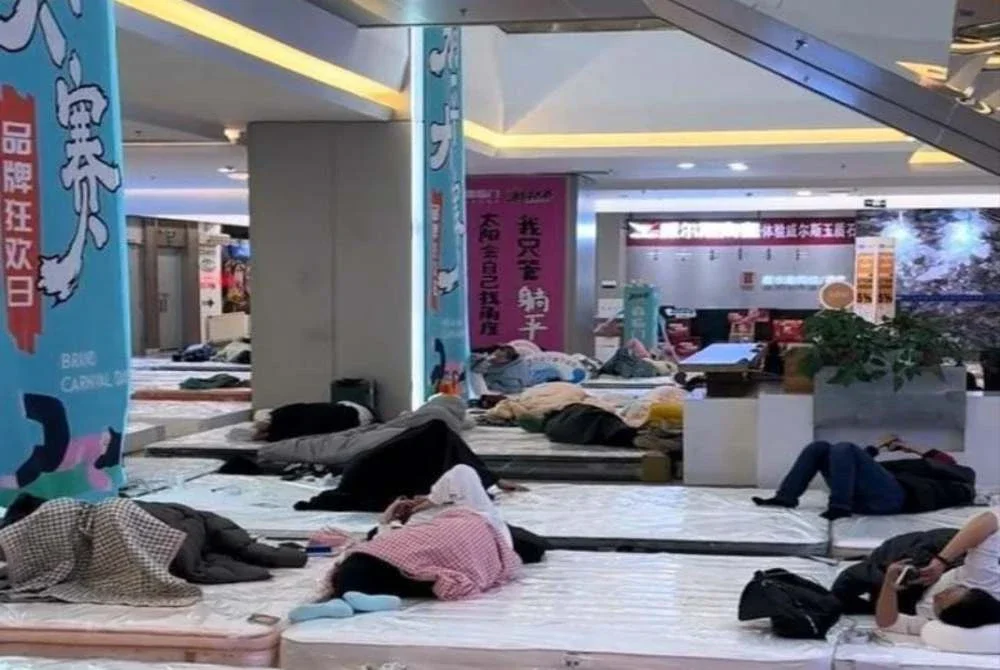 Peserta yang mengambil bahagian berbaring santai dalam pertandingan tersebut. 