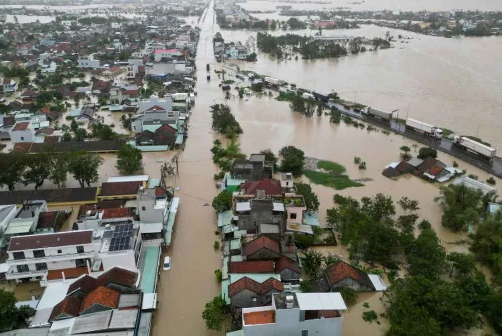 Kawasan bandar Vinh Diem Trung dinaiki air banjir menyebabkan banyak kereta tersekat.