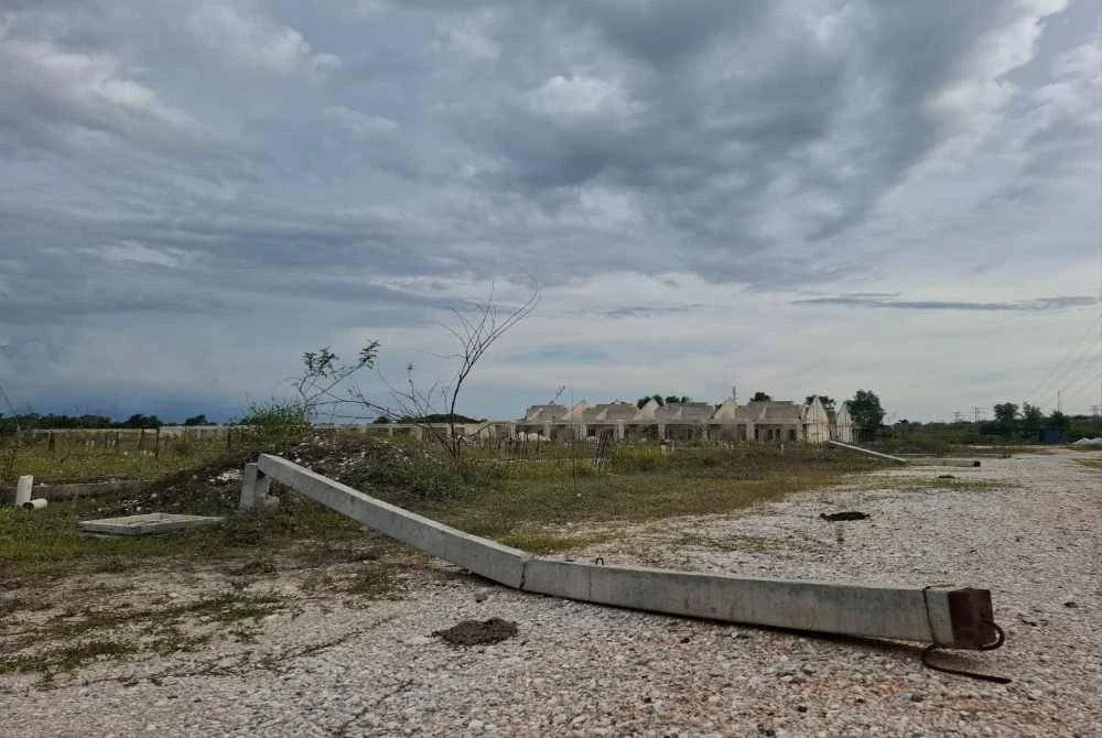 Projek yang dijanjikan siap pada April lalu masih terbengkalai tanpa sebarang perkembangan.