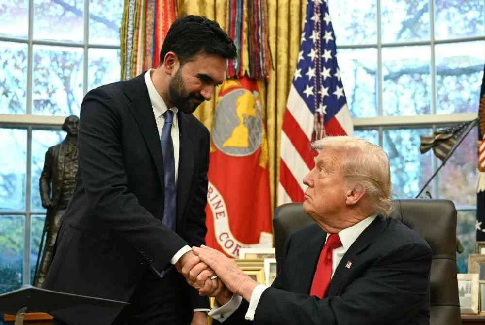 Datuk Bandar New York yang baharu, Mamdani (kiri) berjabat tangan dengan Presiden AS, Donald Trump semasa pertemuan di Pejabat Oval, White House, Washington, pada Jumaat. Foto AFP