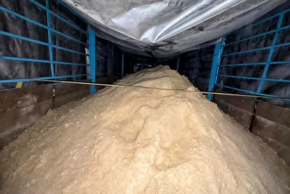 Mineral dipercayai ‘feldspar’ yang dirampas. - Foto PGA Briged Tenggara.