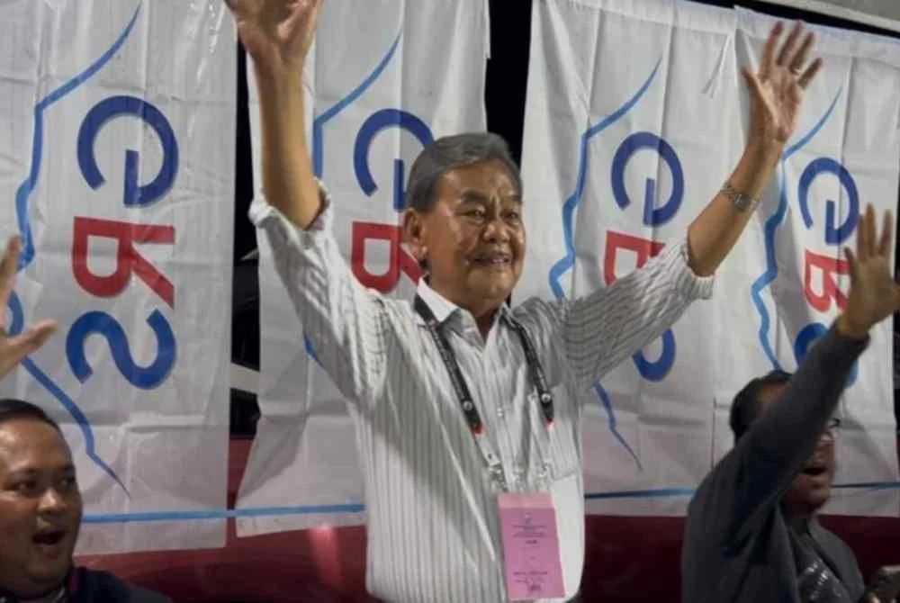 Arshad (tengah) ketika Program Bersama Pemimpin di Kampung Numbak, pada Jumaat malam.