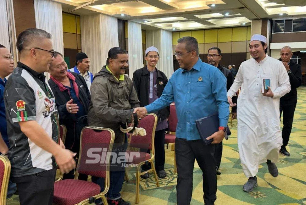 Takiyuddin (dua dari kanan) ketika program Ceramah Isu Semasa Sidang DUN Belanjawan Kelantan peringkat Parlimen Kota Bharu di Dewan KTC pada Jumaat. - Foto ADILA SHARINNI WAHID