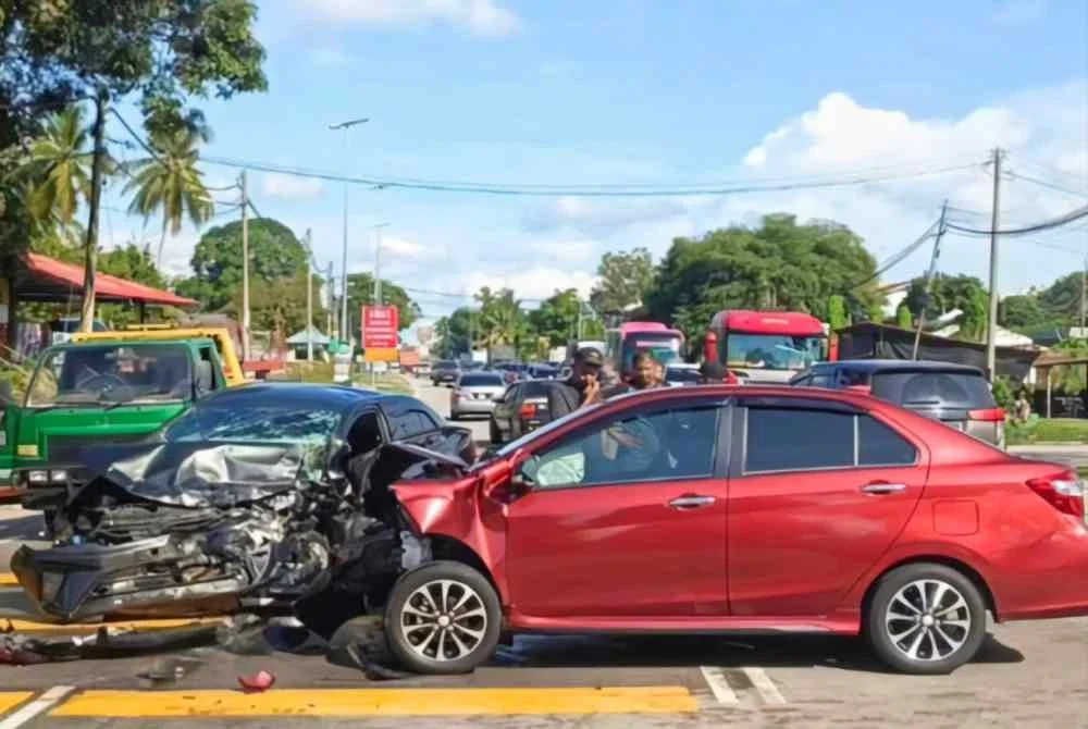 Dua buah Perodua Bezza kemalangan di Kilometer 3 Jalan Kuala Pilah -Melang. Foto ihsanpolis