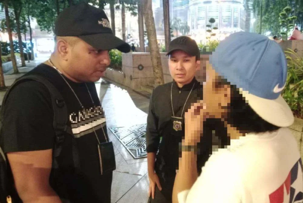 Salah seorang jurugambar jalanan cuba memberikan pelbagai alasan ketika ditahan untuk pemeriksaan oleh anggota penguat kuasa DBKL.