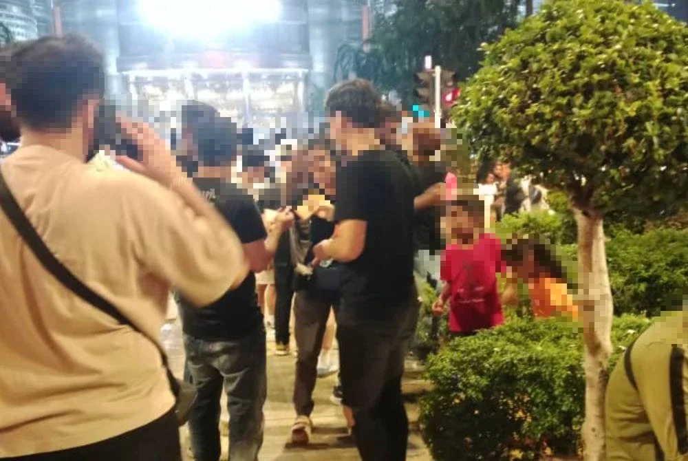 Jurugambar jalanan mendakwa tiada paksaan dalam mendapatkan perkhidmatan yang disediakan.