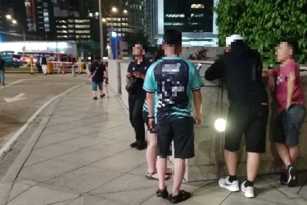 Antara individu dipercayai jurugambar jalanan yang dilihat menawarkan perkhidmatan sekitar kawasan KLCC.