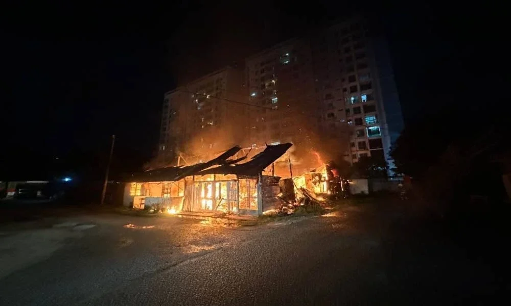 Kebakaran melibatkan dua rumah setinggan kelas B berukuran 20 x 40 kaki persegi setiap unit dengan anggaran kemusnahan mencecah 90 peratus