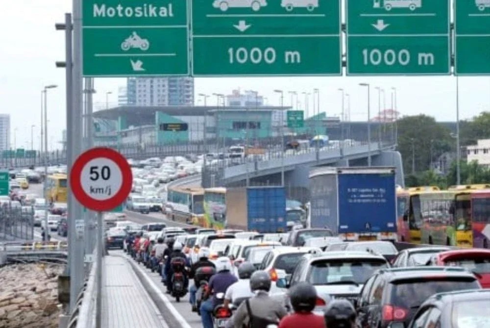 Pemandu kenderaan berdaftar Singapura yang memasuki negara tanpa VEP berisiko dikompaun RM300. - Foto hiasan