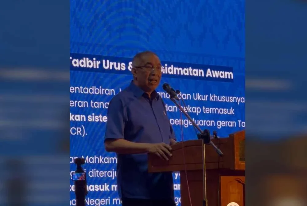 Salleh ketika menyampaikan manifesto UMNO Sabah di Pejabat UMNO Sabah, di Kota Kinabalu, pada Sabtu.