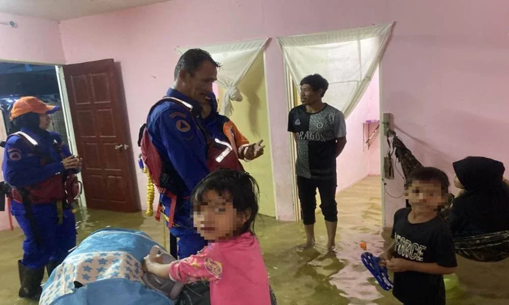 Mangsa-mangsa banjir bersedia dipindahkan. FOTO APM