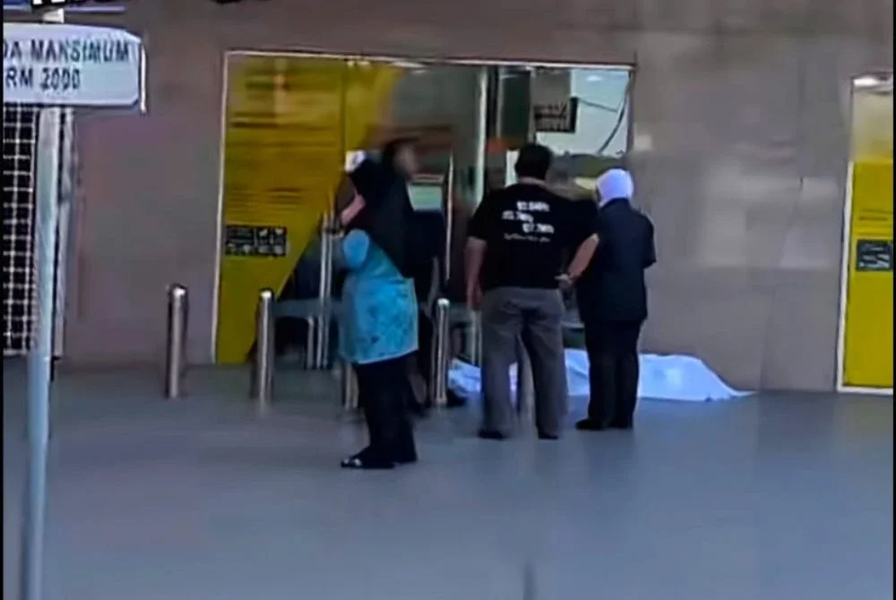 Seorang lelaki rebah di sebuah bank di Gemas sebelum disahkan meninggal dunia pada Jumaat.