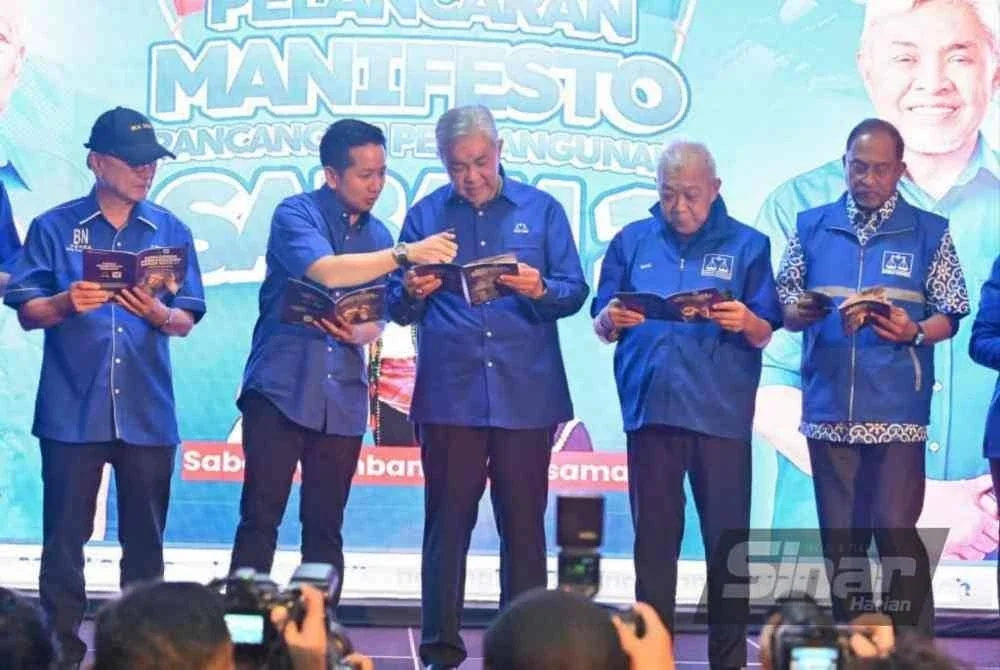 Ahmad Zahid bersama Arthur ketika melancarkan manifesto BN Sabah di Bangunan UMNO, Kota Kinabalu.