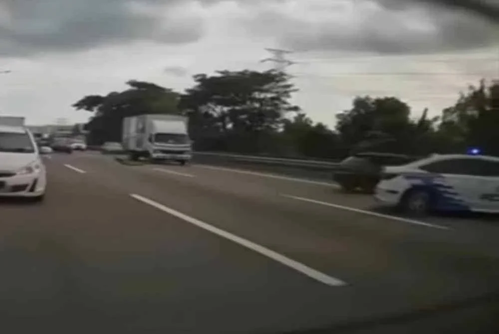 Polis berjaya menghentikan kereta dipandu suspek di Jalan Persiaran South Key Johor Bahru. - Foto tular 