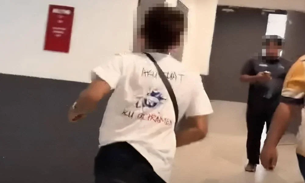 Gambar tular menunjukkan suspek melarikan diri sebaik menyedari perbuatannya terbongkar.