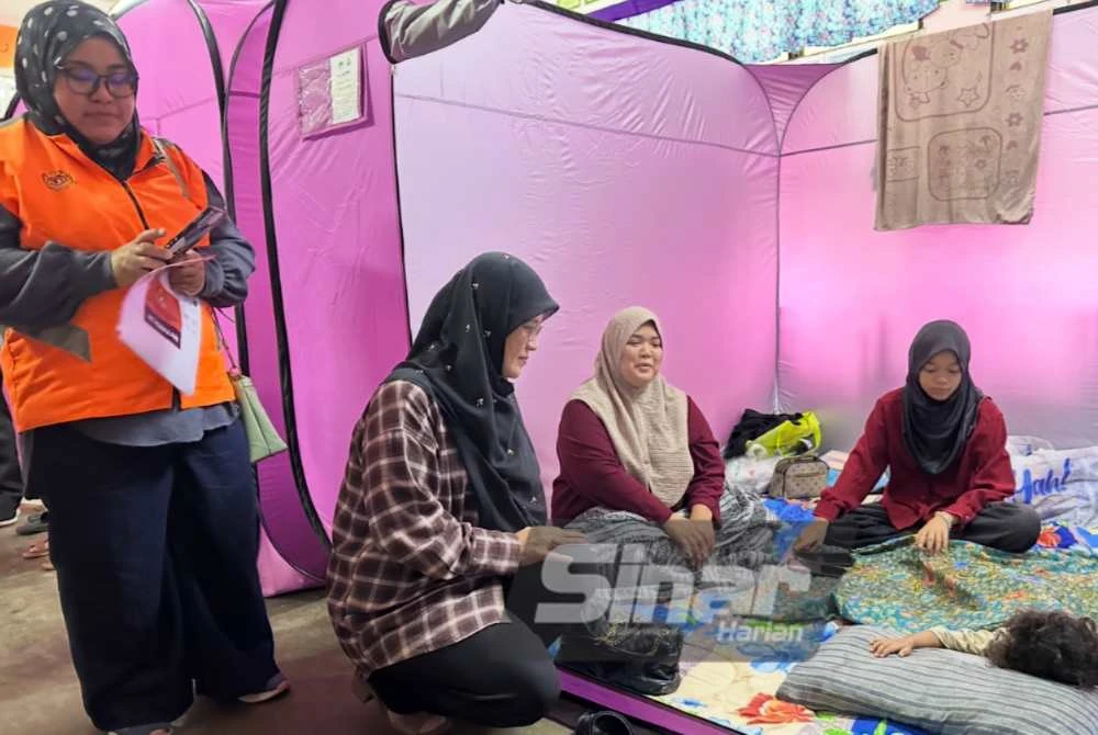 Siti Norina (dua dari kiri) yang melawat mangsa banjir di Bachok.
