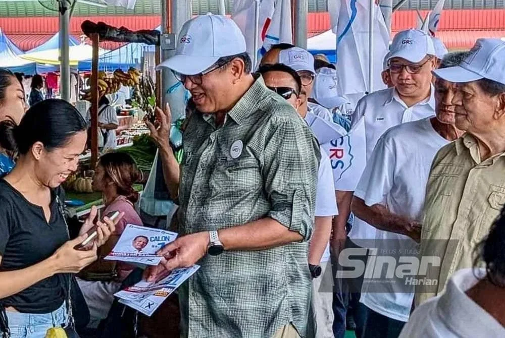 Joniston Bangkuai (kanan) menjalankan kempen tinjauan mesra di kawasan Tomis, Kiulu, pada Sabtu.