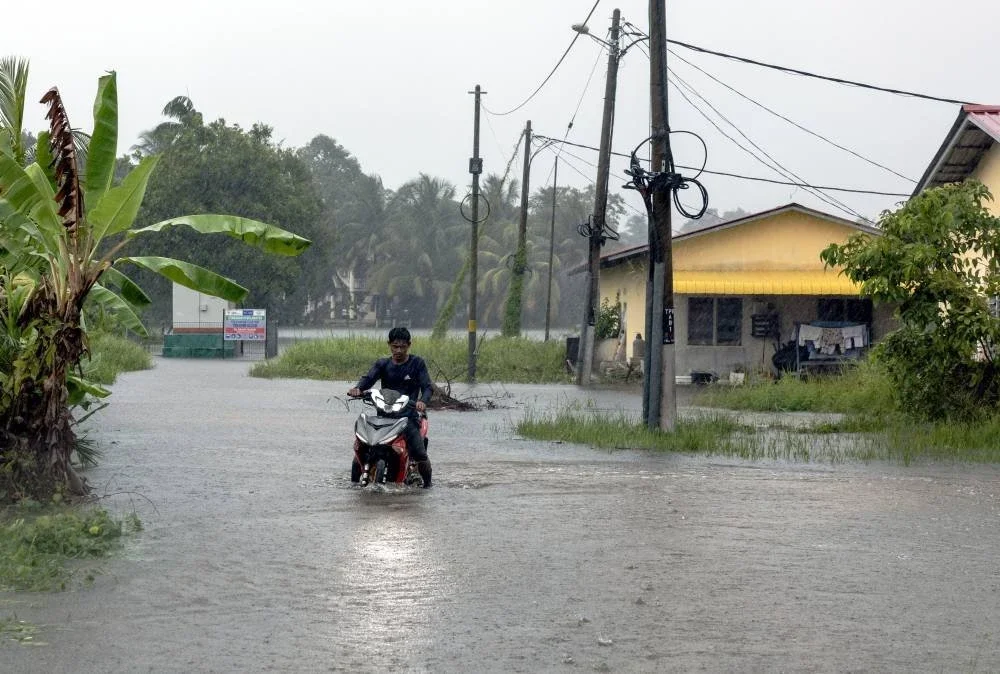 Keadaan di kawasan perumahan di Kampung Budi, Tawang yang dinaiki air susulan hujan lebat berterusan sejak semalam. Foto Bernama
