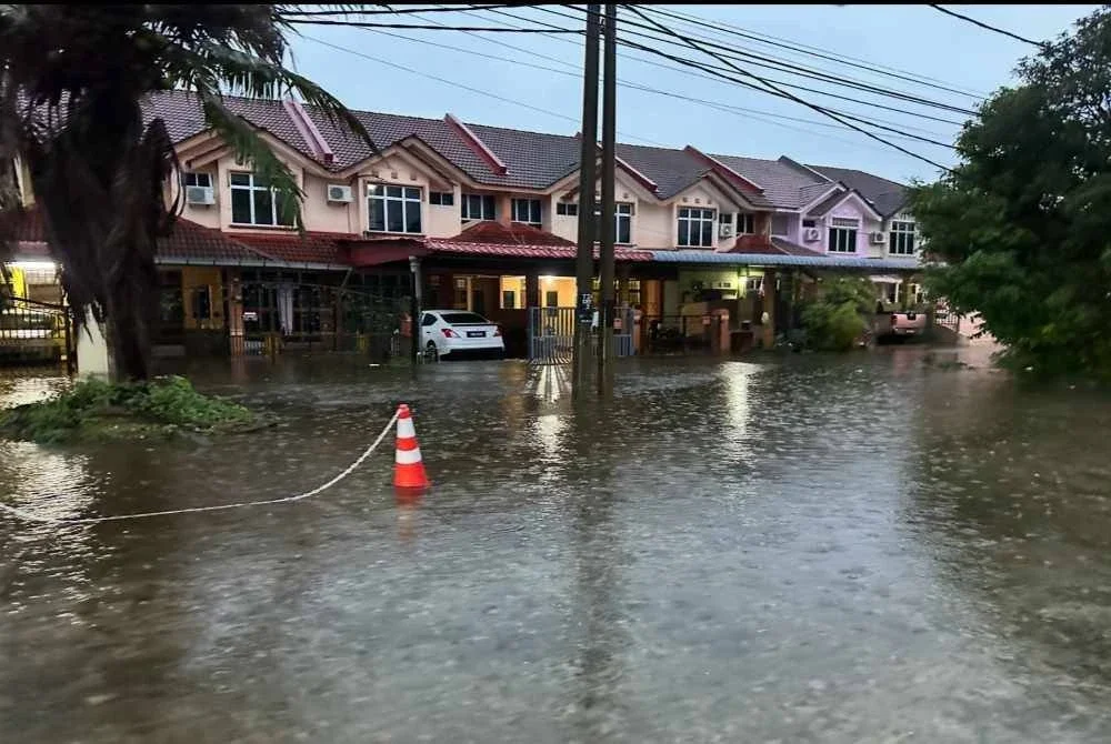 Kawasan pekarangan perumahan yang dilimpahi banjir. - Foto Sinar Harian/ Adila Sharinni Wahid