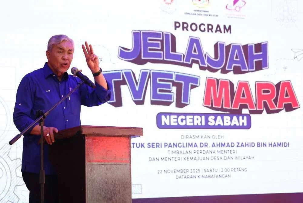 Ahmad Zahid Hamidi yang juga Presiden UMNO menyampaikan ucapan pada program Jelajah TVET MARA di Dataran Kinabatangan pada Sabtu. -Foto Bernama