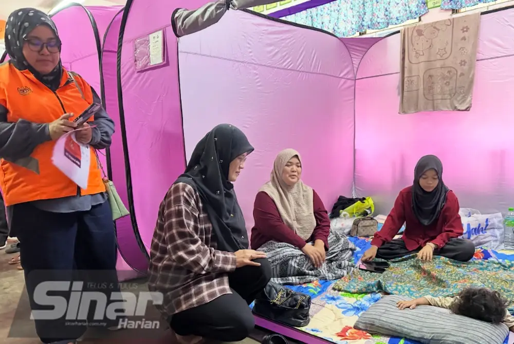 Siti Norina (dua dari kiri) ketika meninjau operasi PPS di SK Pauh Sembilan, Bachok pada Sabtu.