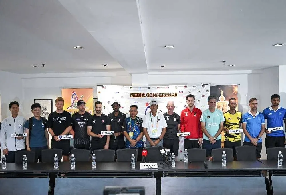 Presiden Persatuan Hoki Perak, Datuk Mohd Sayuti Abdul Samad (tengah) bersama enam ketua jurulatih dan kapten pasukan sempena Sidang Media PSAS ke-31 pada Sabtu.