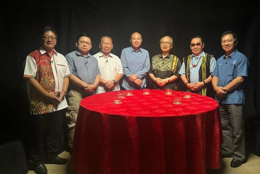 Ewon (kiri) memuat naik sekeping gambar bersama beberapa presiden parti tempatan Sabah di Facebook pada Sabtu. 