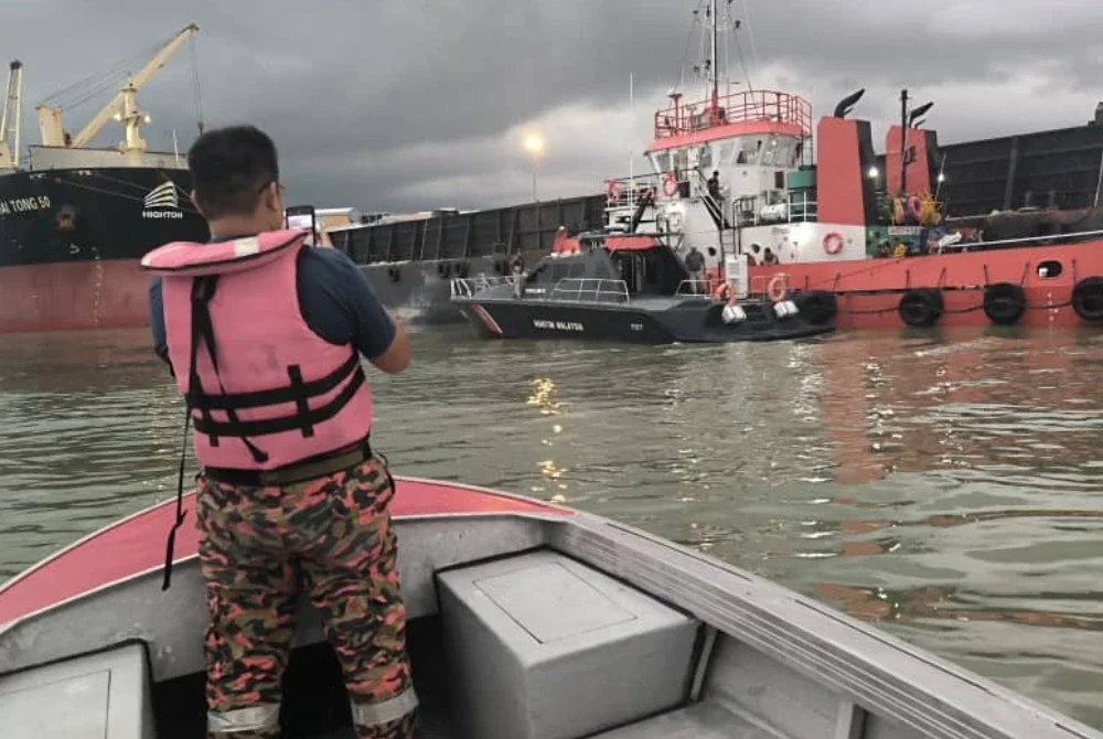 Anggota bomba sedang menjalankan operasi SAR bagi mencari mangsa yang dipercayai terjatuh dari kapal sejak Jumaat.