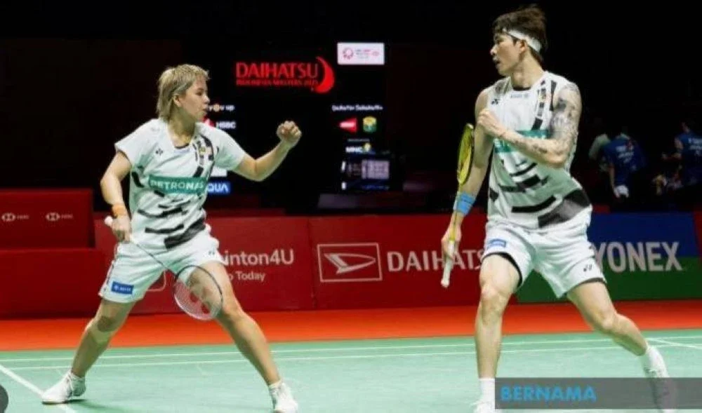 Ee Wei (kiri)-Tang Jie akan berdepan Jafar-Felisha di pentas final. 