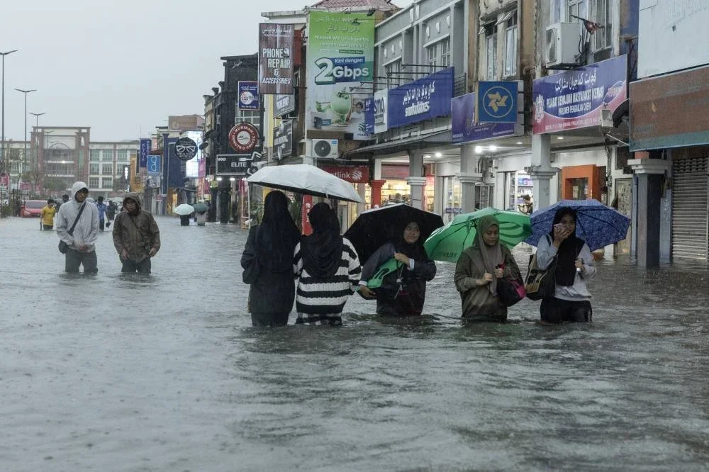 Keadaan di kawasan Taman Bendahara, Pengkalan Chepa dinaiki air susulan hujan lebat berterusan sejak semalam ketika tinjauan di Kota Bharu hari ini. Foto: Bernama

