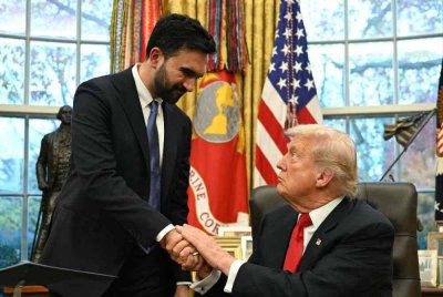 Datuk Bandar New York yang baharu, Mamdani (kiri) berjabat tangan dengan Presiden AS, Donald Trump semasa pertemuan di Pejabat Oval, White House, Washington, pada Jumaat. Foto AFP