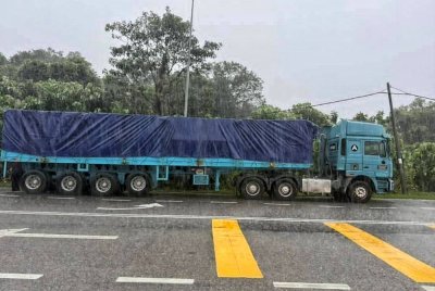 Treler dikesan membawa mineral dipercayai ‘feldspar’ yang dirampas pihak PGA dalam Bersepadu Khazanah yang dilakukan bersama UPNP pada Rabu. - Foto PGA Briged Tenggara.