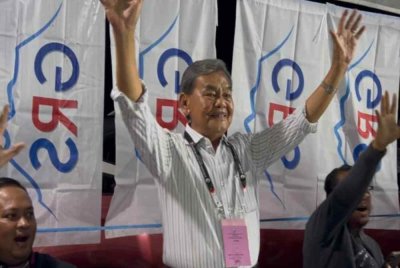 Arshad (tengah) ketika Program Bersama Pemimpin di Kampung Numbak, pada Jumaat malam.