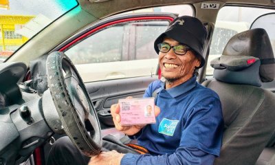 Mohamad Safie menunjukkan kad OKU miliknya. 