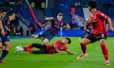 Pemain JDT Oscar Aribas Pasero (tengah) diasak Kapten Melaka FC Mohamad Nasir Basharudin (dua, kanan) pada saingan Liga Super Malaysia 2025/2026 di Stadium Sultan Ibrahim malam Jumaat. Foto Bernama