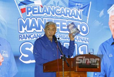 Ahmad Zahid ketika berucap sempena Pelancaran Manifesto Barisan Nasional Sabah di Pejabat UMNO Sabah, pada Sabtu.