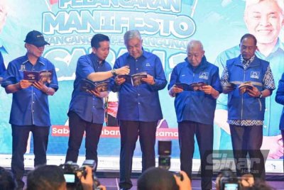 Ahmad Zahid bersama Arthur ketika melancarkan manifesto BN Sabah di Bangunan UMNO, Kota Kinabalu.