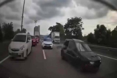 Aksi kereta peronda polis mengejar sebuah kereta di Jalan Persiaran South Key Johor Bahru. - Foto tular