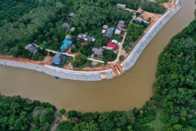 Paras air Sungai Kelantan dan Sungai Golok, Rantau Panjang menunjukkan peningkatan susulan hujan lebat berterusan yang direkodkan pada tahap waspada. - Foto hiasan