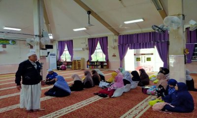 Md Daud (berdiri) memberikan perkongsian sempena Road Tour Andalusia Travel & Tour Sdn Bhd dan Karnival Jimba di Masjid Sultan Azlan Shah pada Sabtu.
